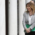 Susana Díaz, presidenta de la Junta, ayer por los pasillos del Parlamento antes del inicio del Pleno (Manuel Olmedo)