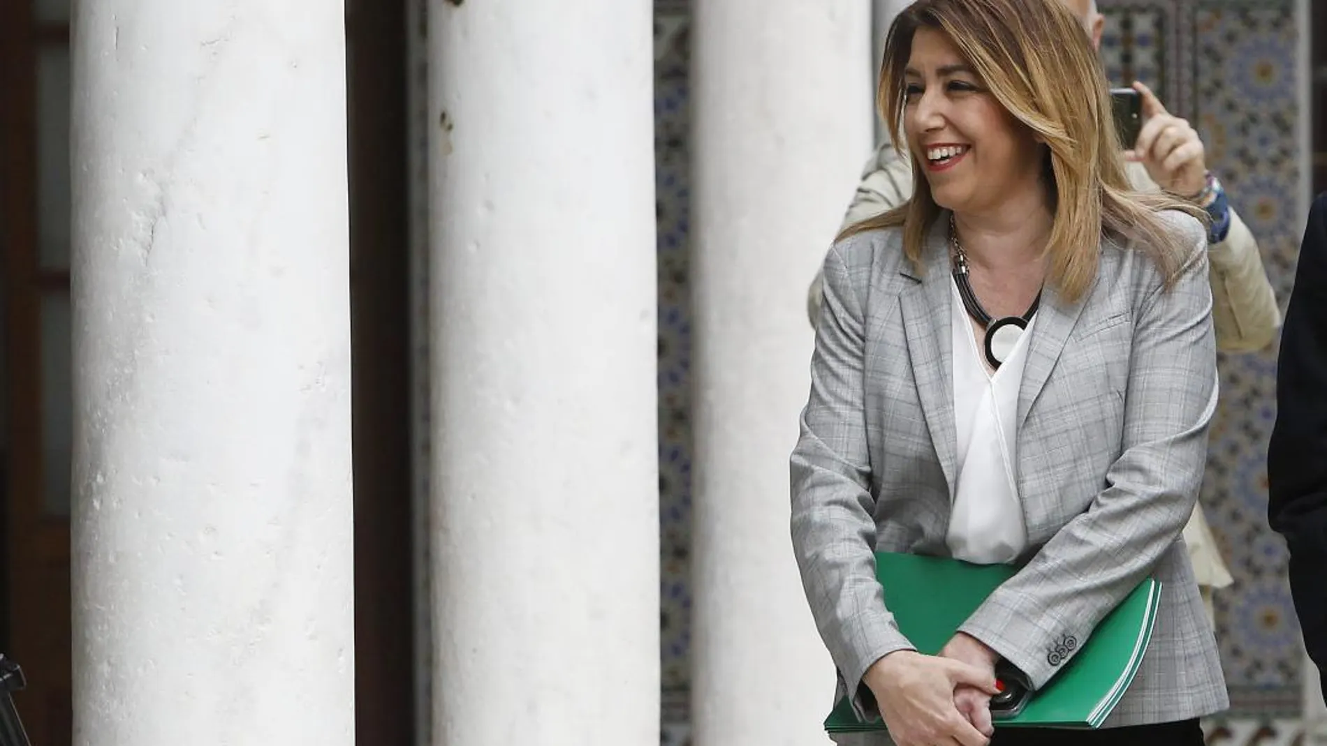 Susana Díaz, presidenta de la Junta, ayer por los pasillos del Parlamento antes del inicio del Pleno (Manuel Olmedo)