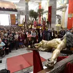 Miles de murcianos asistieron ayer al besapié del Cristo del Perdón, una de las tradiciones más veneradas en la Semana Santa de la Región