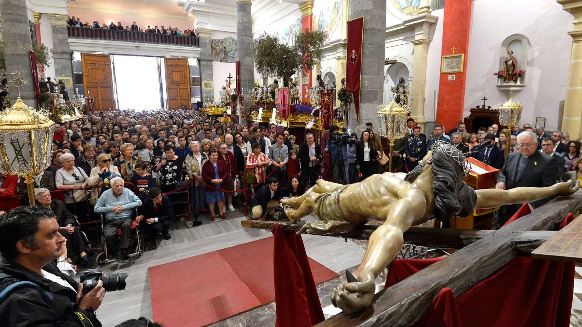 Miles de murcianos asistieron ayer al besapié del Cristo del Perdón, una de las tradiciones más veneradas en la Semana Santa de la Región