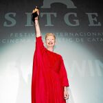 La actriz Tilda Swinton recogió ayer su premio honorífico del Festival de Sitges después de un día difícil tras conocer esta mañana que su padre había fallecido
