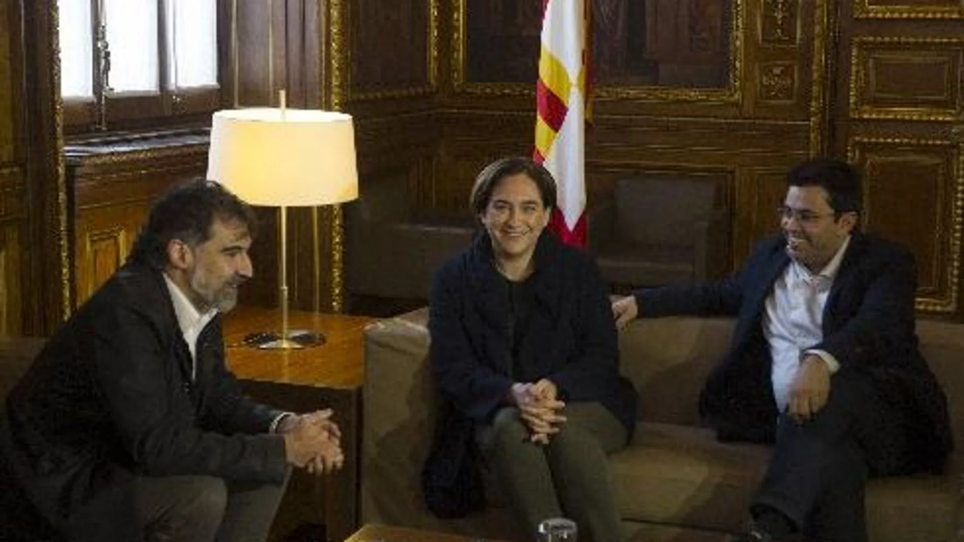 La alcaldesa de Barcelona, Ada Colau, y el primer teniente de alcalde, Gerardo Pisarello (d), la semana pasada / Efe