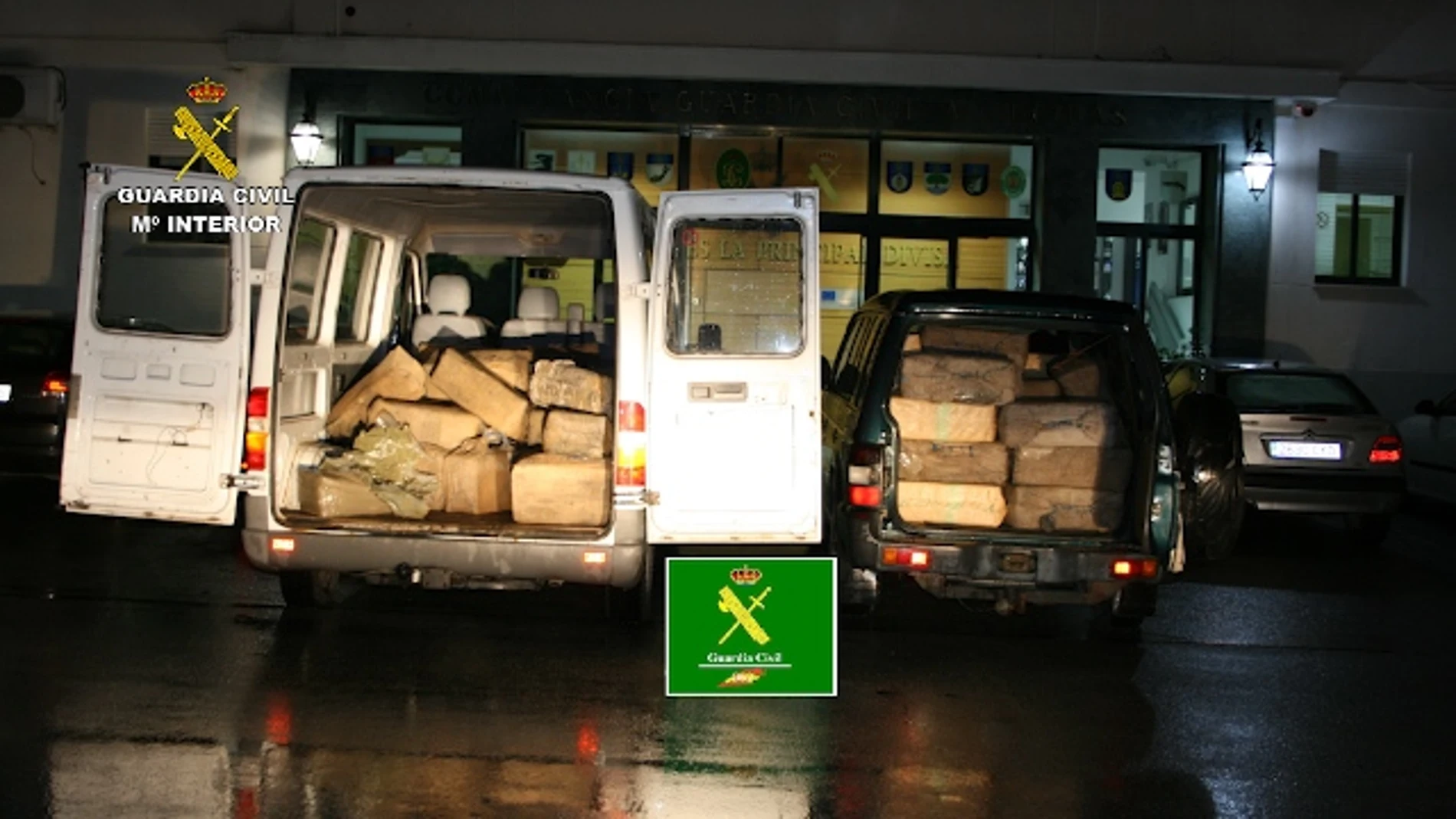 Imagen de dos vehículos cargados con droga