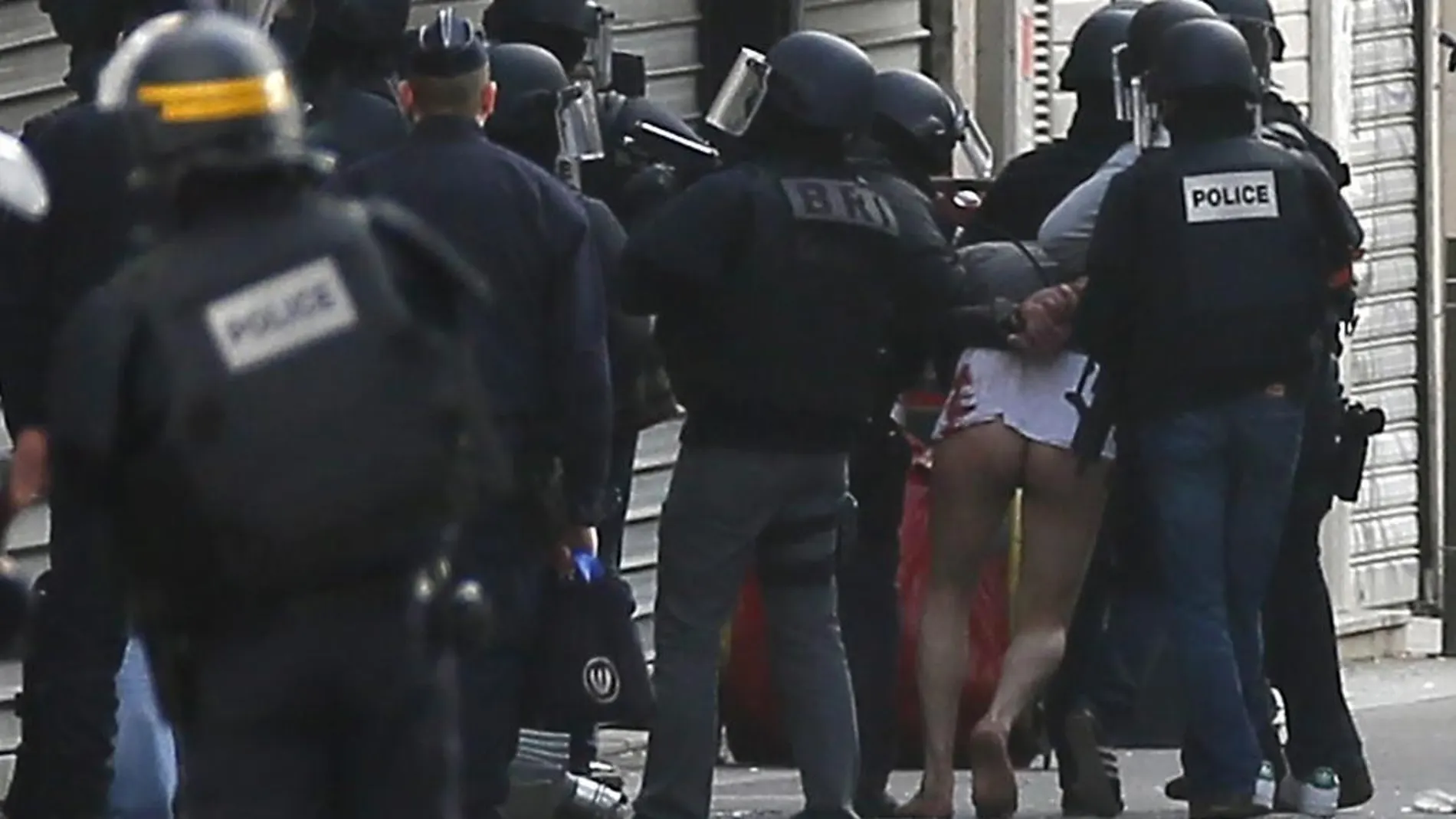 Operación antiterrorista en Saint Denis cerca de París el 18 de noviembre de 2015 tras los atentados en la capital francesa.