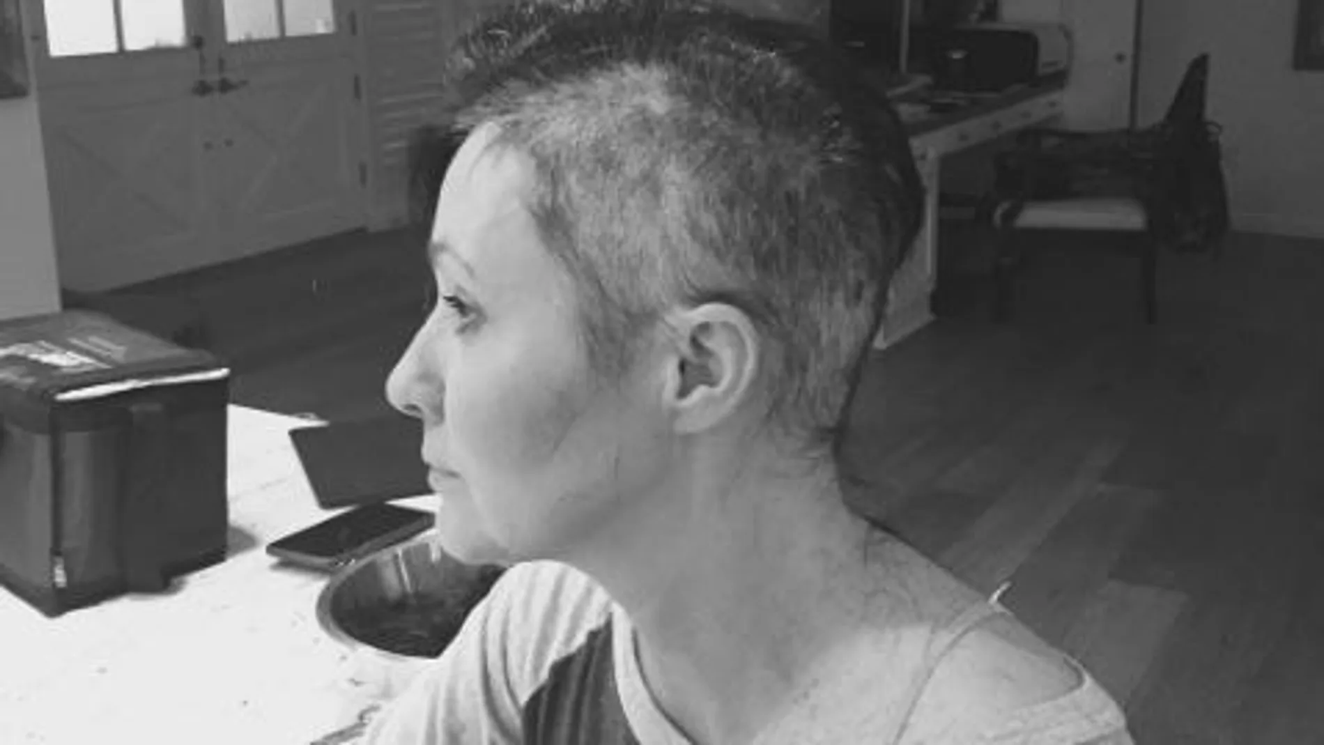 Shannen Doherty cortándose el pelo en Instagram