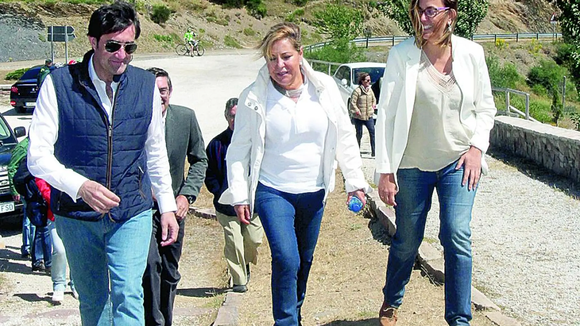 La vicepresidenta, Rosa Valdeón, junto a Juan Carlos Suárez-Quiñones y Ángeles Armisén, en el mirador del Alto de la Varga (Palencia).