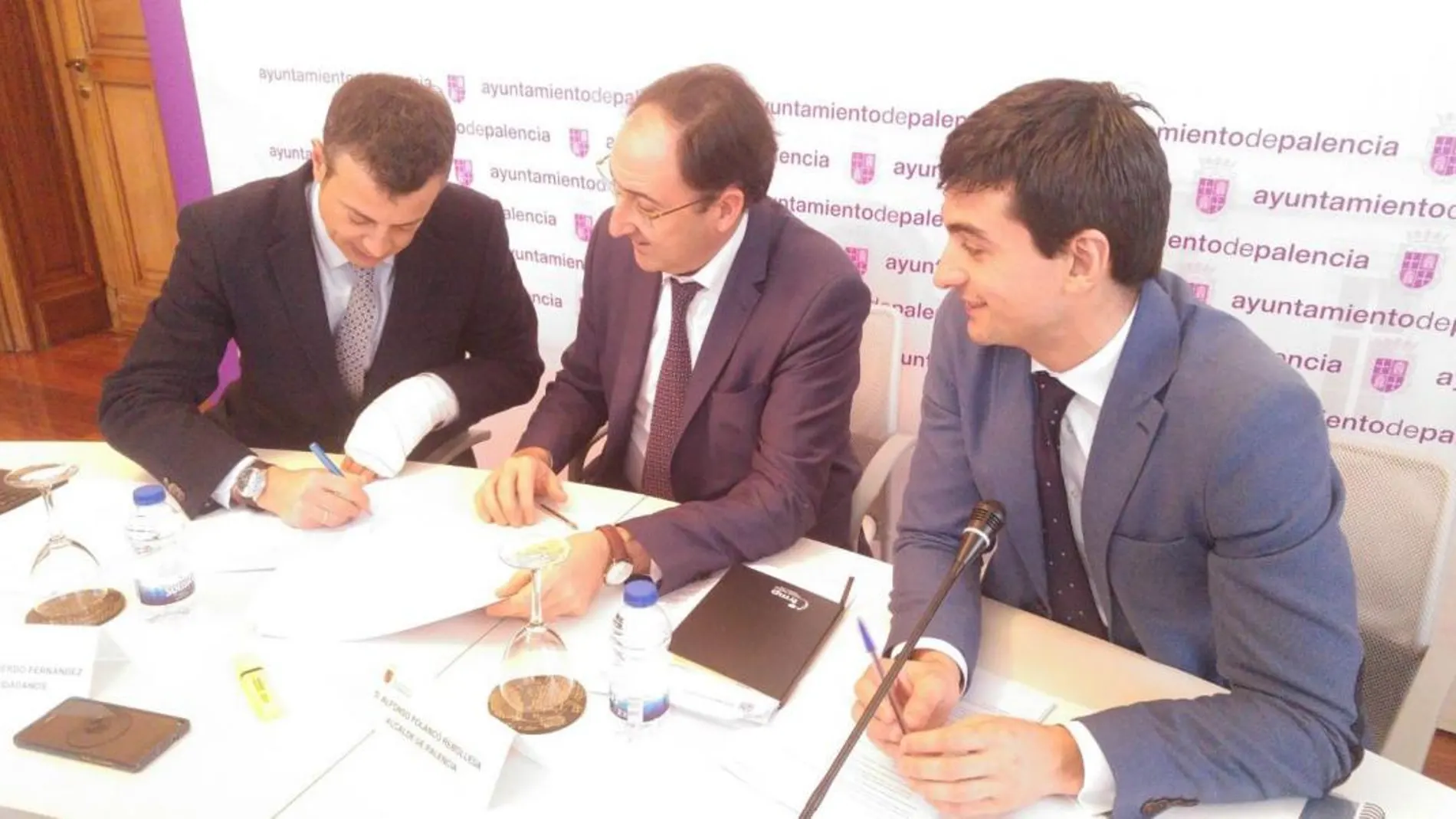 El alcalde de Palencia, Alfonso Polanco, firma el acuerdo con el portavoz de Cs, Juan Pablo Izquierdo