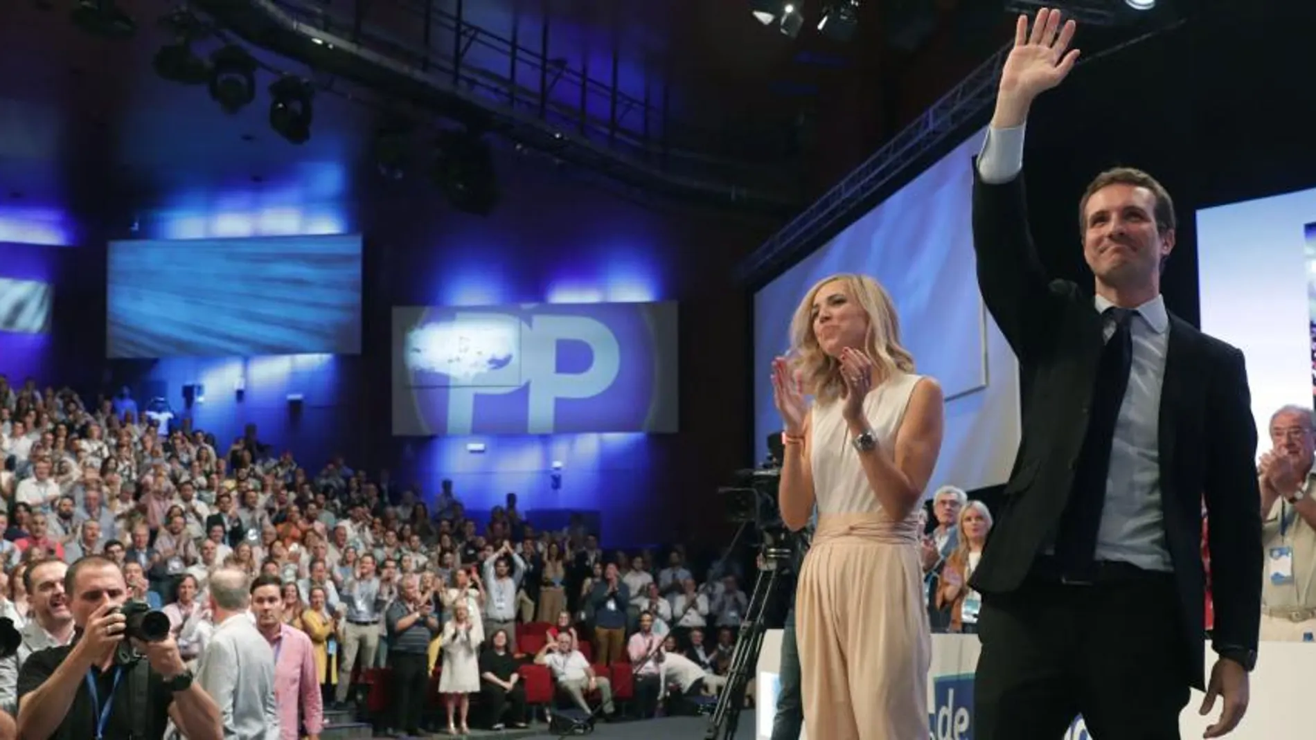 Pablo Casado junto a su esposa, Isabel Torres, saluda tras ser elegido presidente del PP. EFE/ Juan Carlos Hidalgo