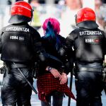 Una joven es detenida por agentes de la Ertzaintza en Bilbao, donde esta tarde participa el líder de Vox, Santiago Abascal en un acto electoral. EFE/ Luis Tejido