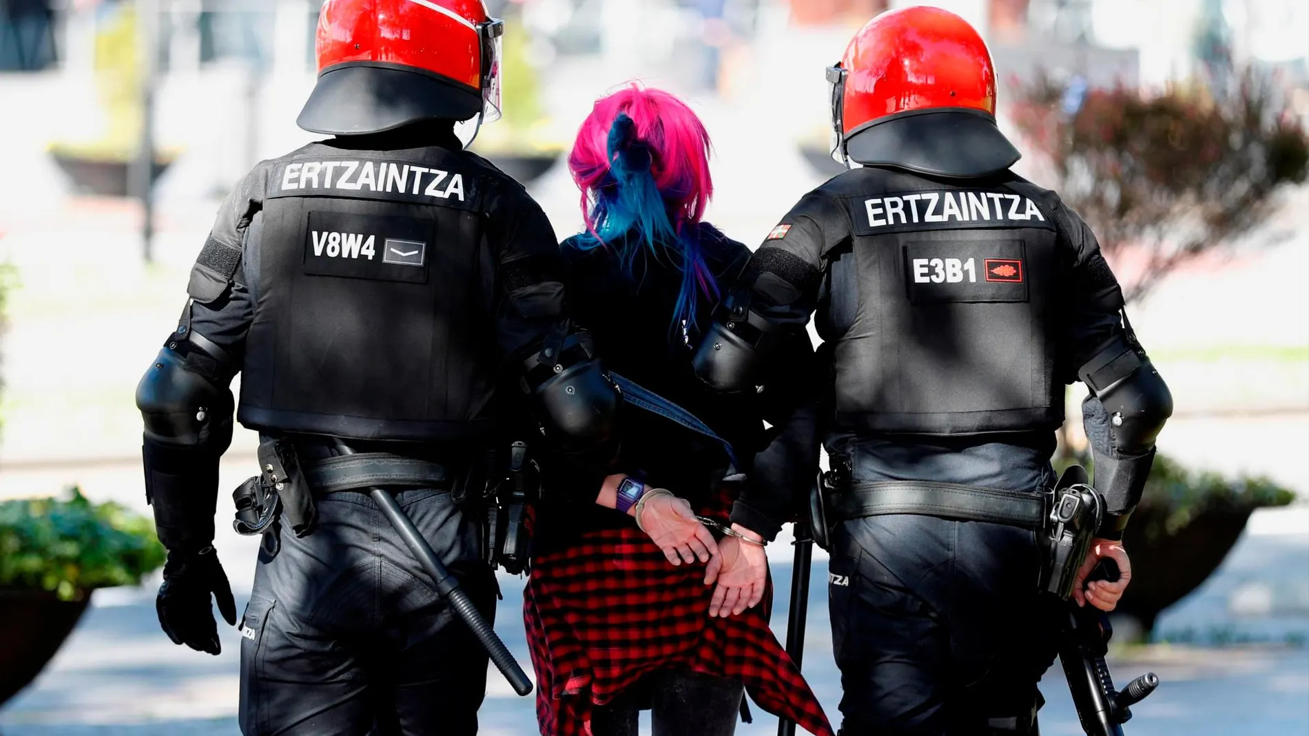 Una joven es detenida por agentes de la Ertzaintza en Bilbao, donde esta tarde participa el líder de Vox, Santiago Abascal en un acto electoral. EFE/ Luis Tejido