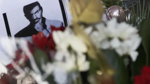 Flores en la casa del cantante en Londres