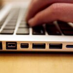 Un usuario con uno de los primeros modelos de MacBook Pro / AP