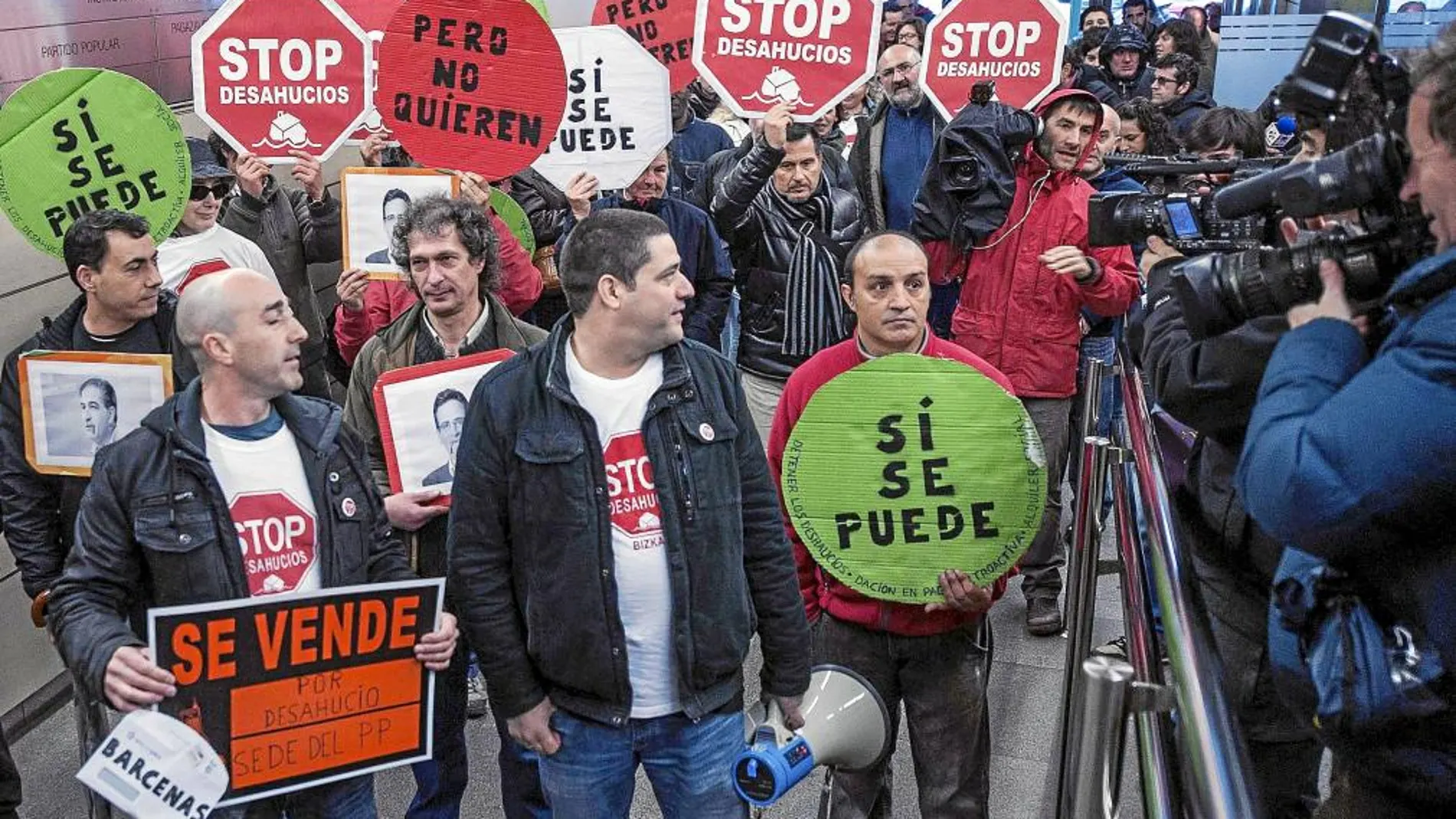 Bilbao: La plataforma antidesahucios frente a la sede del PP en la ciudad vasca