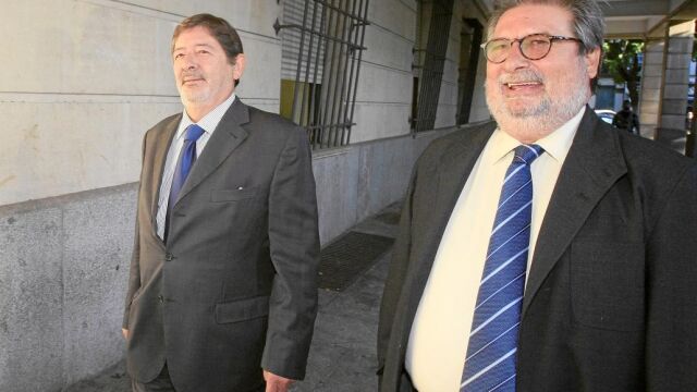 Francisco Javier Guerrero, junto a Fernando de Pablo, en los juzgados sevillanos.