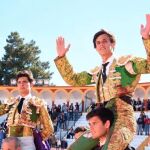 Juanito y Carlos Domínguez en hombros al finalizar el festejo