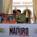 Nicolás Maduro, junto a juguetes, en la emisión de su programa televisivo "En contacto con Maduro