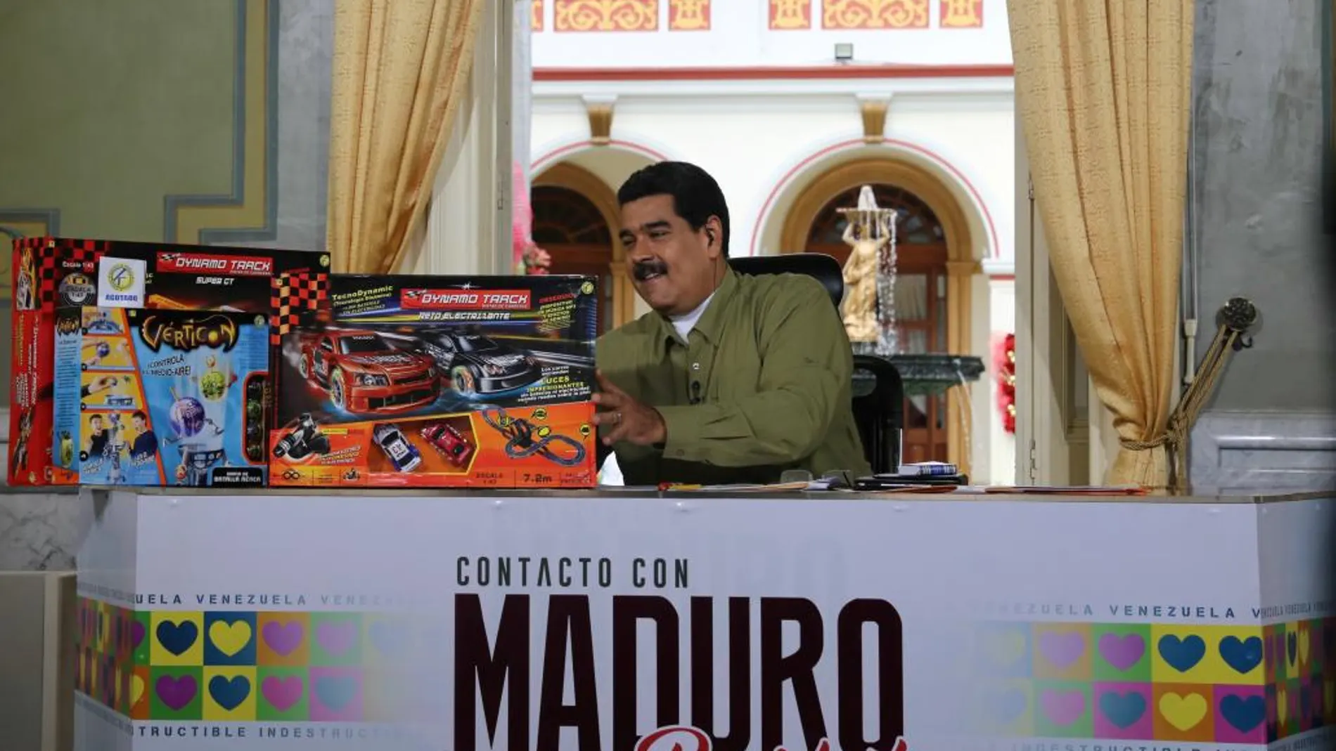 Nicolás Maduro, junto a juguetes, en la emisión de su programa televisivo "En contacto con Maduro