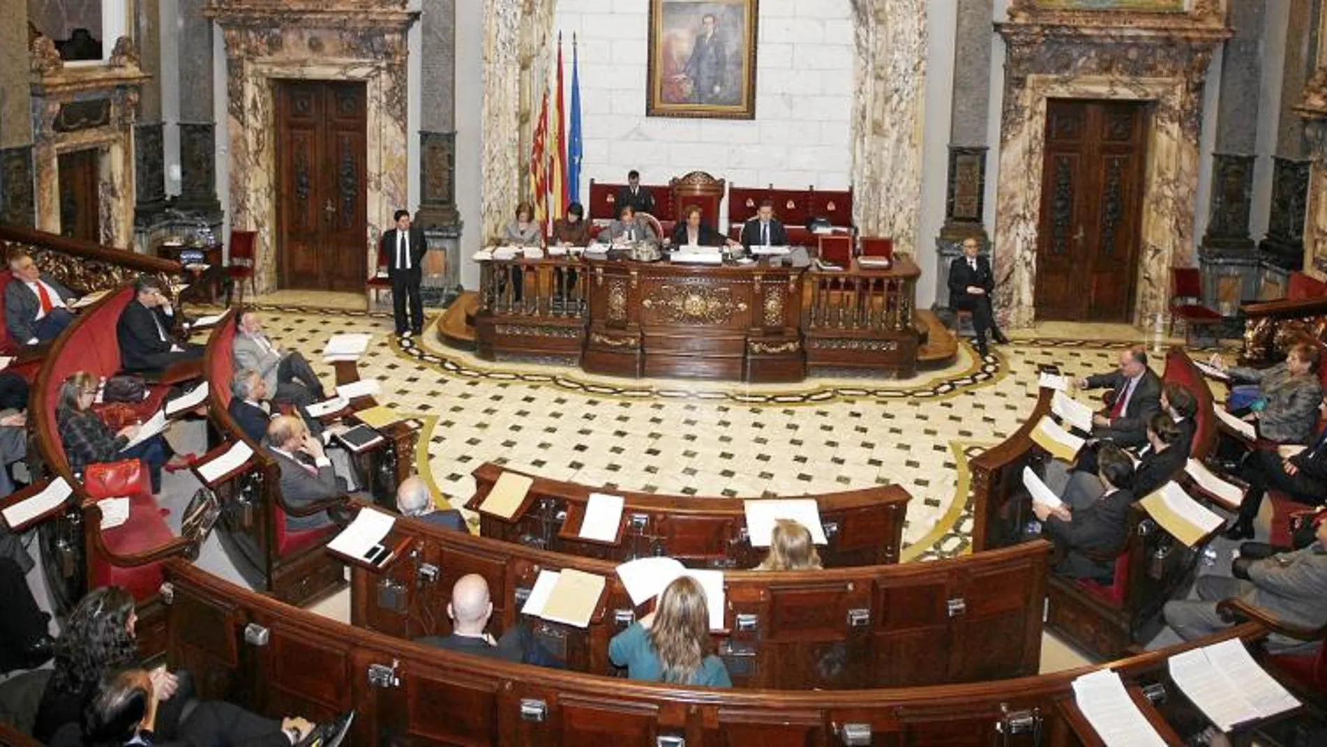 Imagen del acalorado pleno que ayer enfrentó a Barberá y Grau con el concejal socialista Pedro Miguel Sánchez