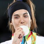 Eva Calvo, en el podio, muerde la medalla de plata