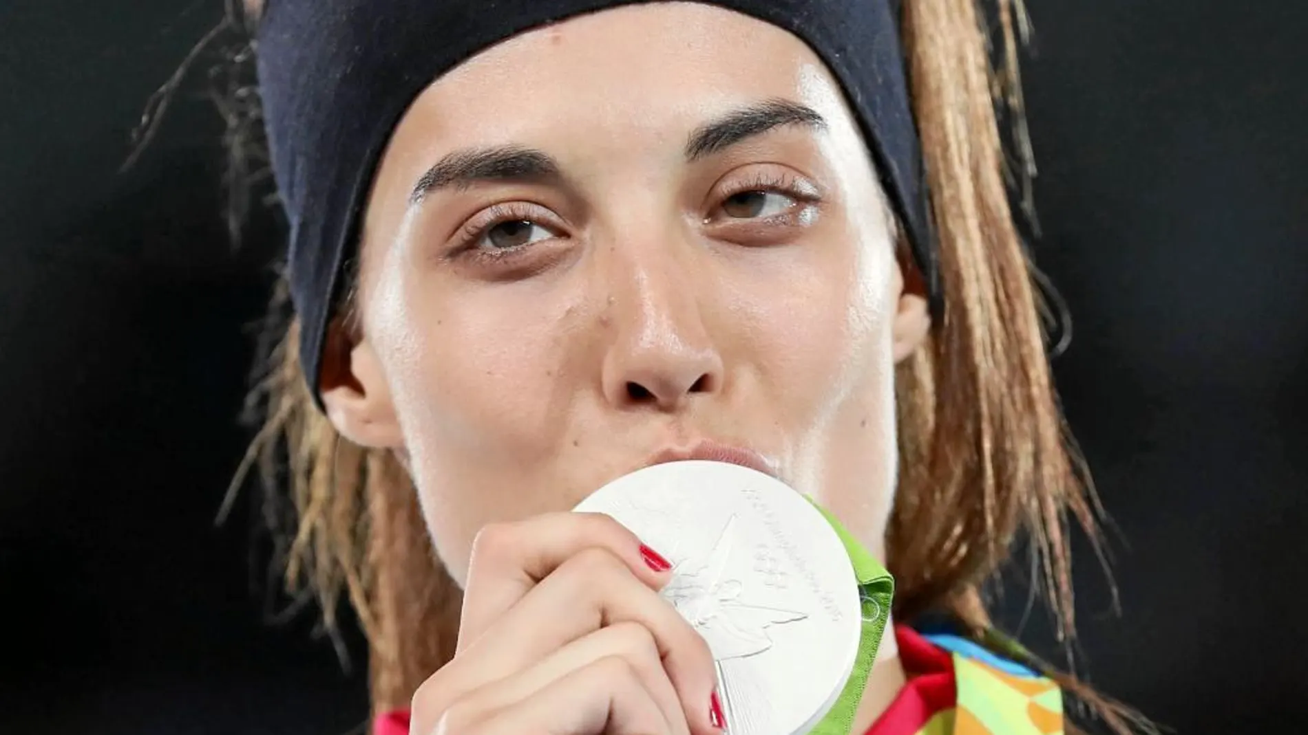 Eva Calvo, en el podio, muerde la medalla de plata