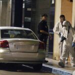 Agentes de la Policía Científica inspeccionan las inmediaciones de la vivienda ubicada en la calle Quijote de Elda donde un niño de ocho años fue hallado anoche muerto con signos de violencia