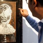 Un visitante observa la obra "Cabeza de mosquetero"del artista español Pablo Picasso expuesta en el Museo de Arte Contemporáneo (MAMCO) de Ginebra, Suiza / Foto: Efe