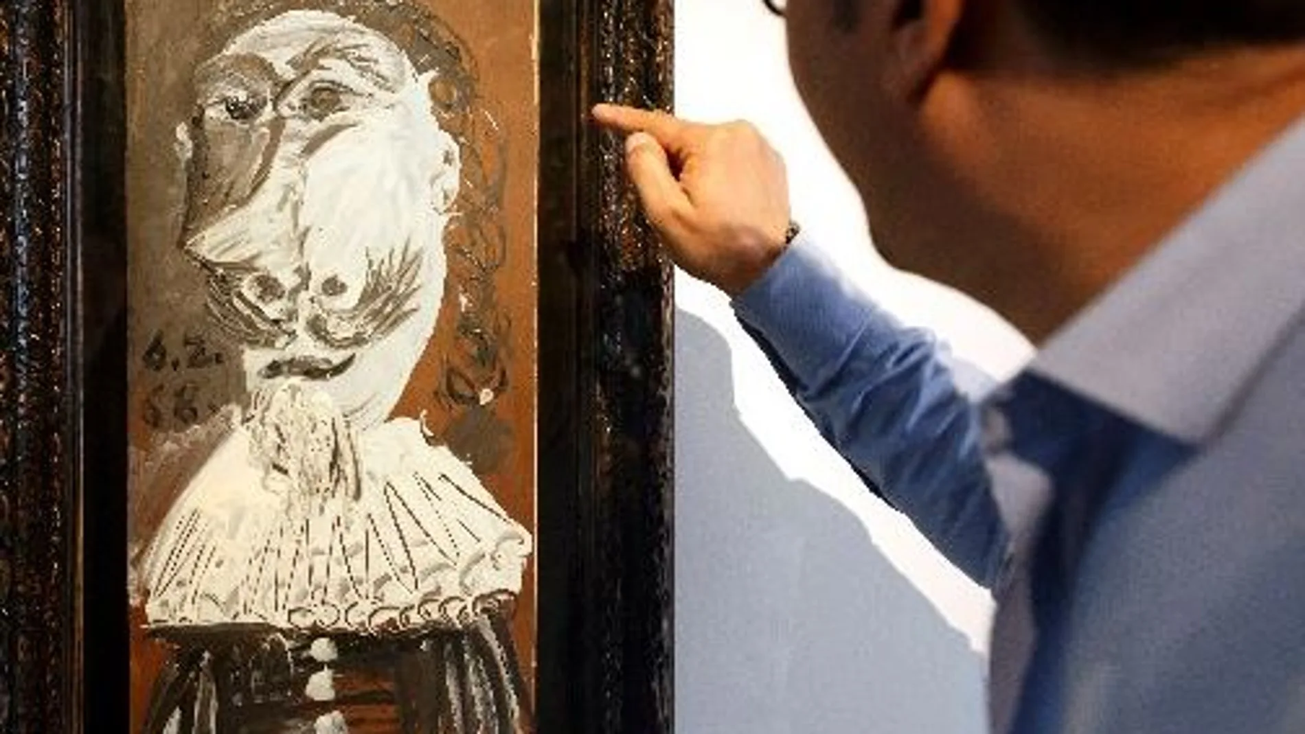 Un visitante observa la obra "Cabeza de mosquetero"del artista español Pablo Picasso expuesta en el Museo de Arte Contemporáneo (MAMCO) de Ginebra, Suiza / Foto: Efe