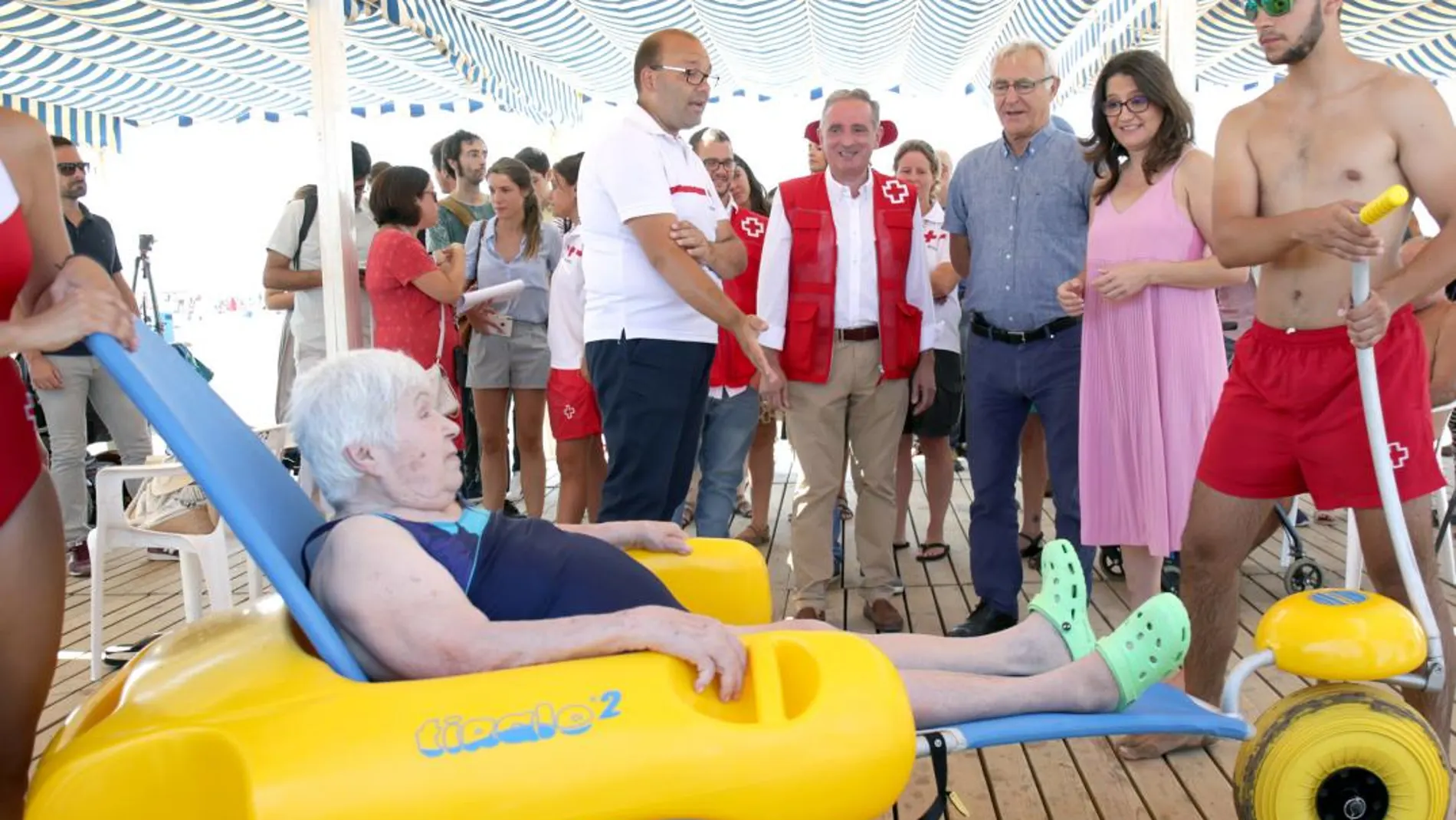 La vicepresidenta del Consell y consellera de Igualdad y Políticas Inclusivas, Mónica Oltra, visitó ayer la zona de baño accesible de la playa del Cabanyal junto al alcalde de Valencia, Joan Ribó, y el vicepresidente de Cruz Roja en la Comunitat, Francisco Galbany