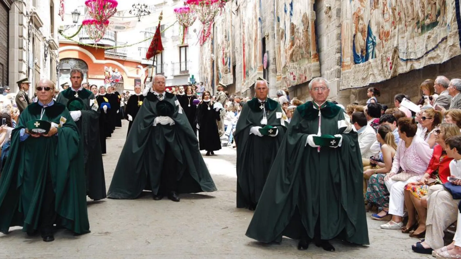 Las Caballeros Cubicularios de San Atilano y San Ildefonso participan en el Corpus de Toledo