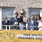 El expresidente de la Generalitat Carles Puigdemont se dirige a las personas congregadas en la llamada "Casa de la República", en la localidad belga de Waterloo / Efe