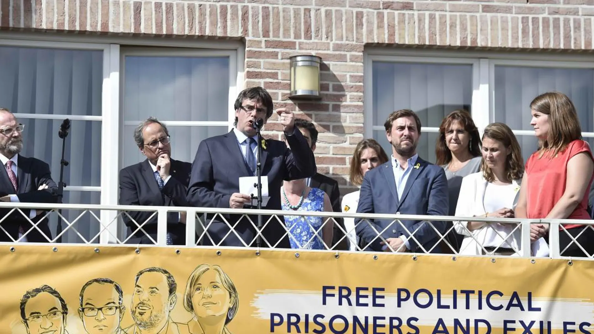 El expresidente de la Generalitat Carles Puigdemont se dirige a las personas congregadas en la llamada "Casa de la República", en la localidad belga de Waterloo / Efe
