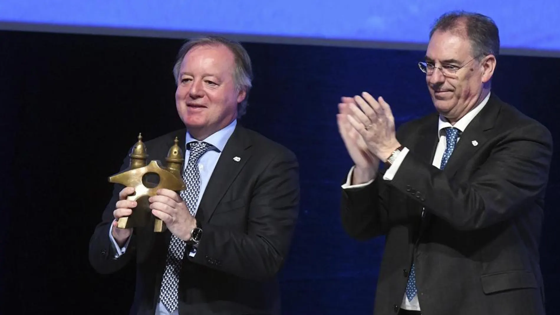 Entrega del FAE de Oro a Ernesto Antolín, por parte del presidente de FAE, Miguel Ángel Benavente