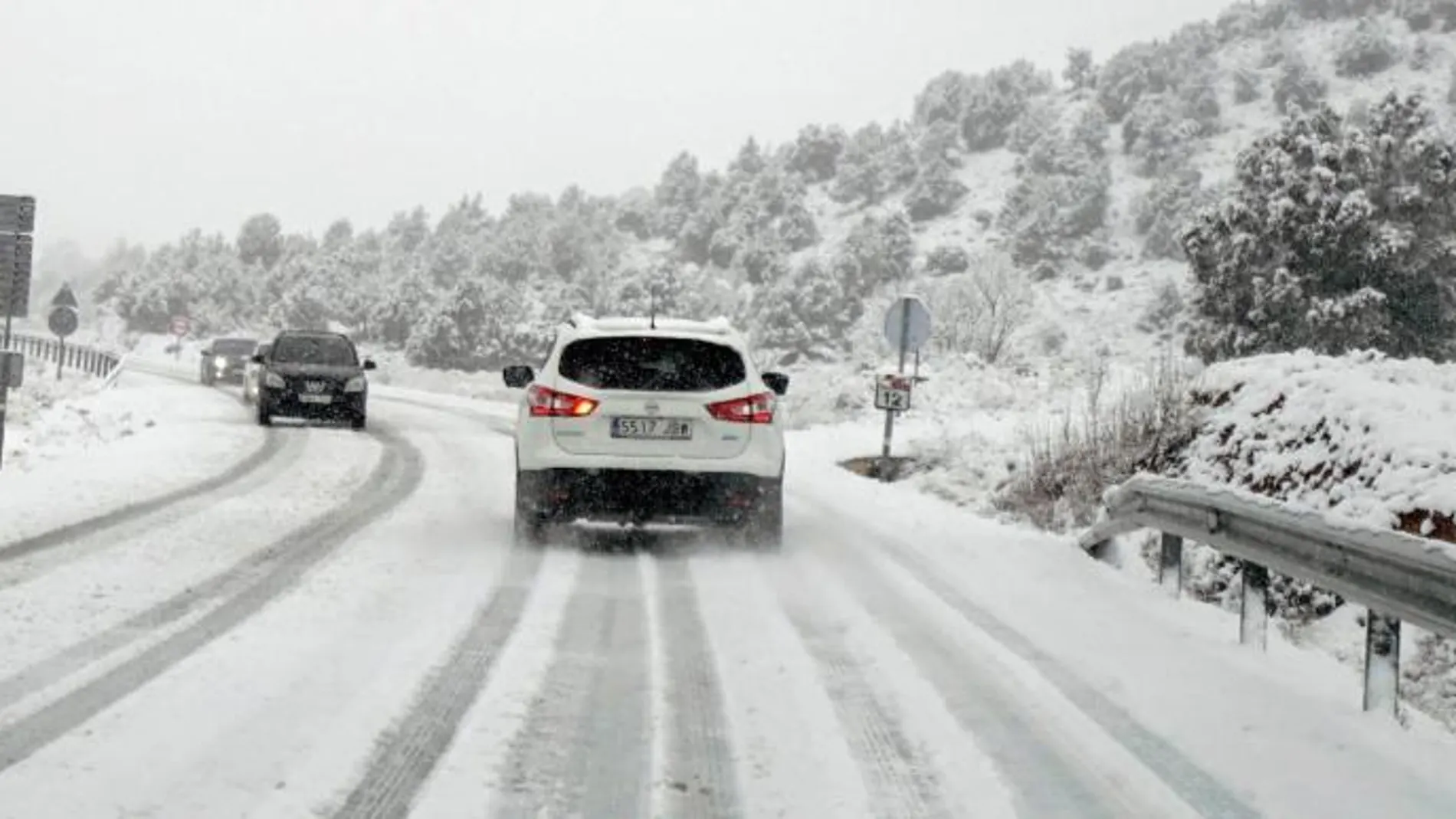 Un coche circula por la carretera A-226 entre Teruel y Cedrillas que se encuentra cubierta por la nieve caída en las últimas horas. EFE/Antonio Garcia