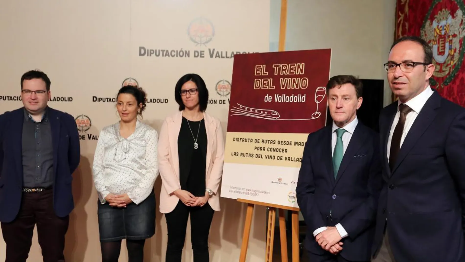 El vicepresidente primero de la Diputación de Valladolid, Víctor Alonso (D), y el gerente de Servicio Público Centro-Norte de Renfe, Ricardo Rivera (2D), presentan el “Tren del Vino”