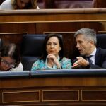 La ministra Carmen Montón, la ministra de Defensa Margarita Robles y el ministro del Interior Fernando Grande-Marlaska, conversan en el Congreso de los Diputados. Foto: Efe