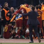 Los jugadores de la Roma celebran el tercer gol del equipo
