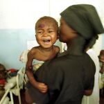 Un bebé mozambiqueño enfermo de malaria, en una imagen de archivo