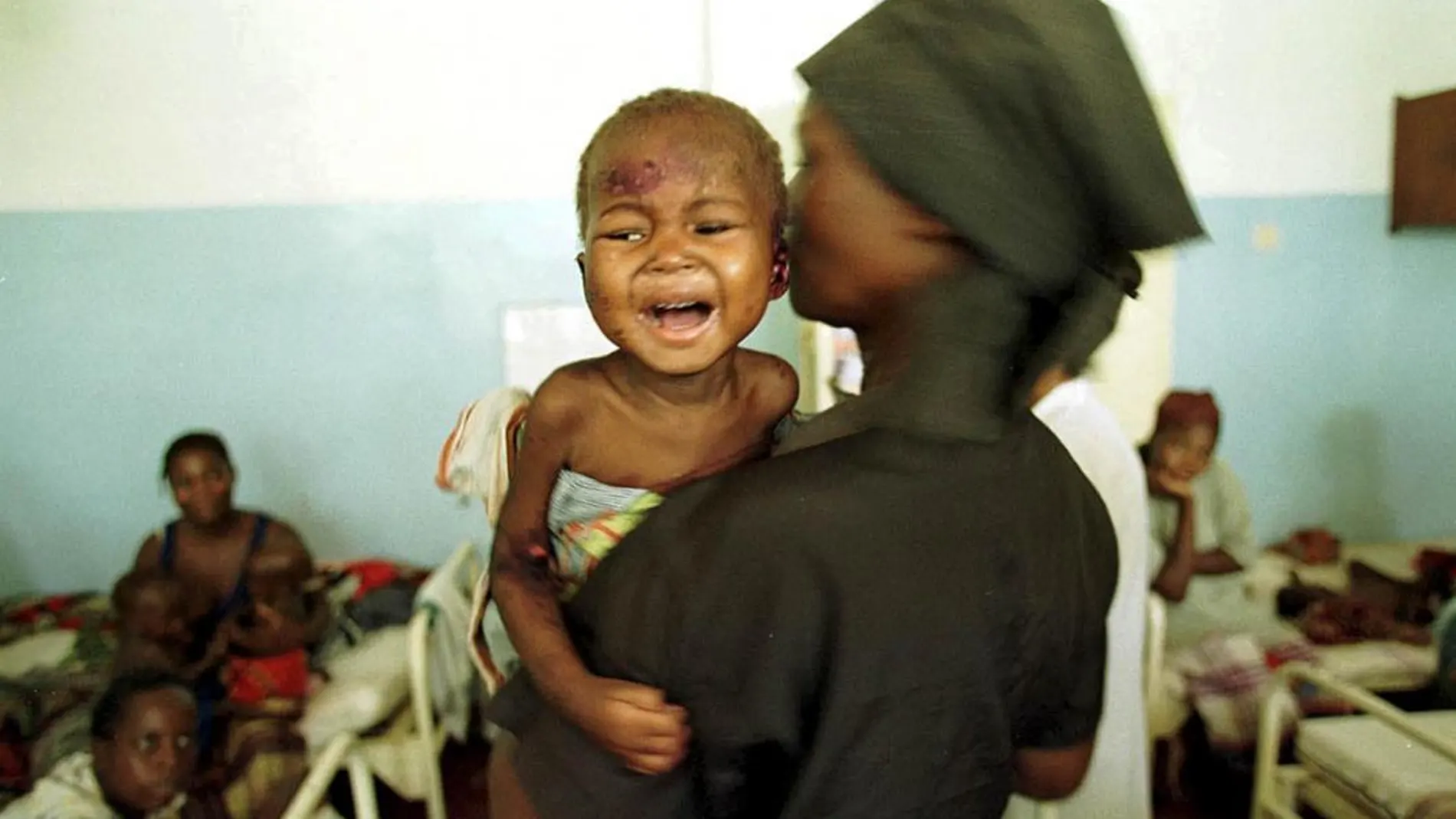 Un bebé mozambiqueño enfermo de malaria, en una imagen de archivo