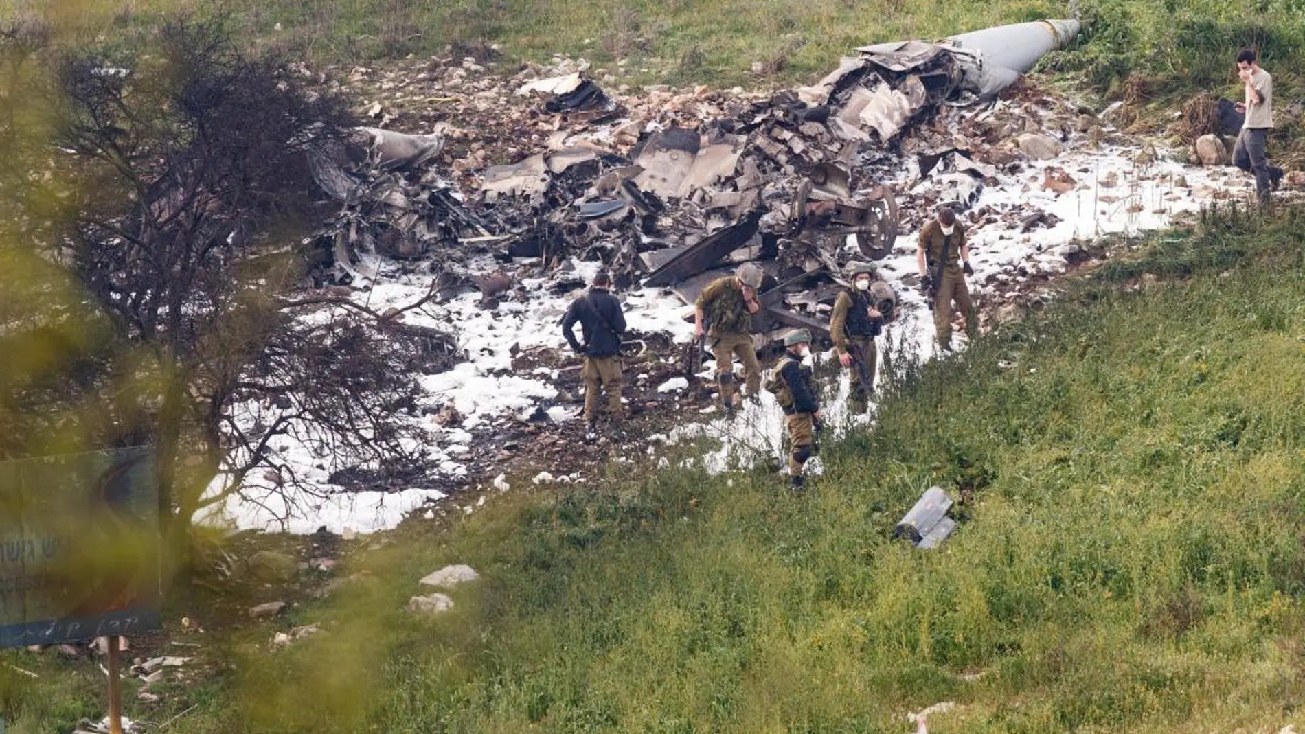 Soldados israelíes observan los restos del F-16 del Ejército de Israel después de que fuera derribado/Efe