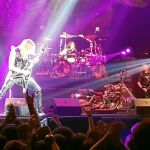 El guitarrista Glen Tipton, de Judas Priest, en primer plano, vestido de cuero (primer fetichismo) y, en segundo, una Harley Davidson (segundo)