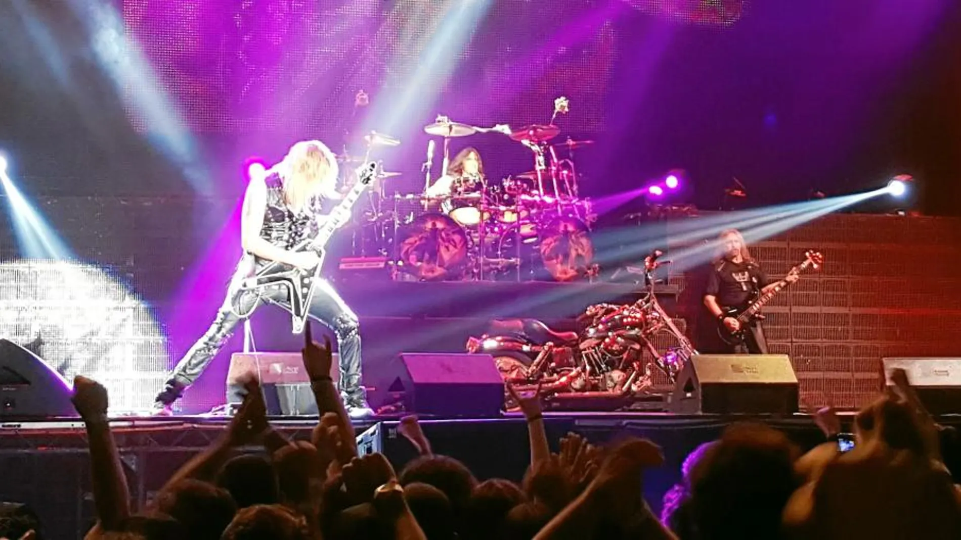 El guitarrista Glen Tipton, de Judas Priest, en primer plano, vestido de cuero (primer fetichismo) y, en segundo, una Harley Davidson (segundo)