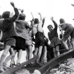 Niños del Berlín Oeste saludando a un avión americano en 1948