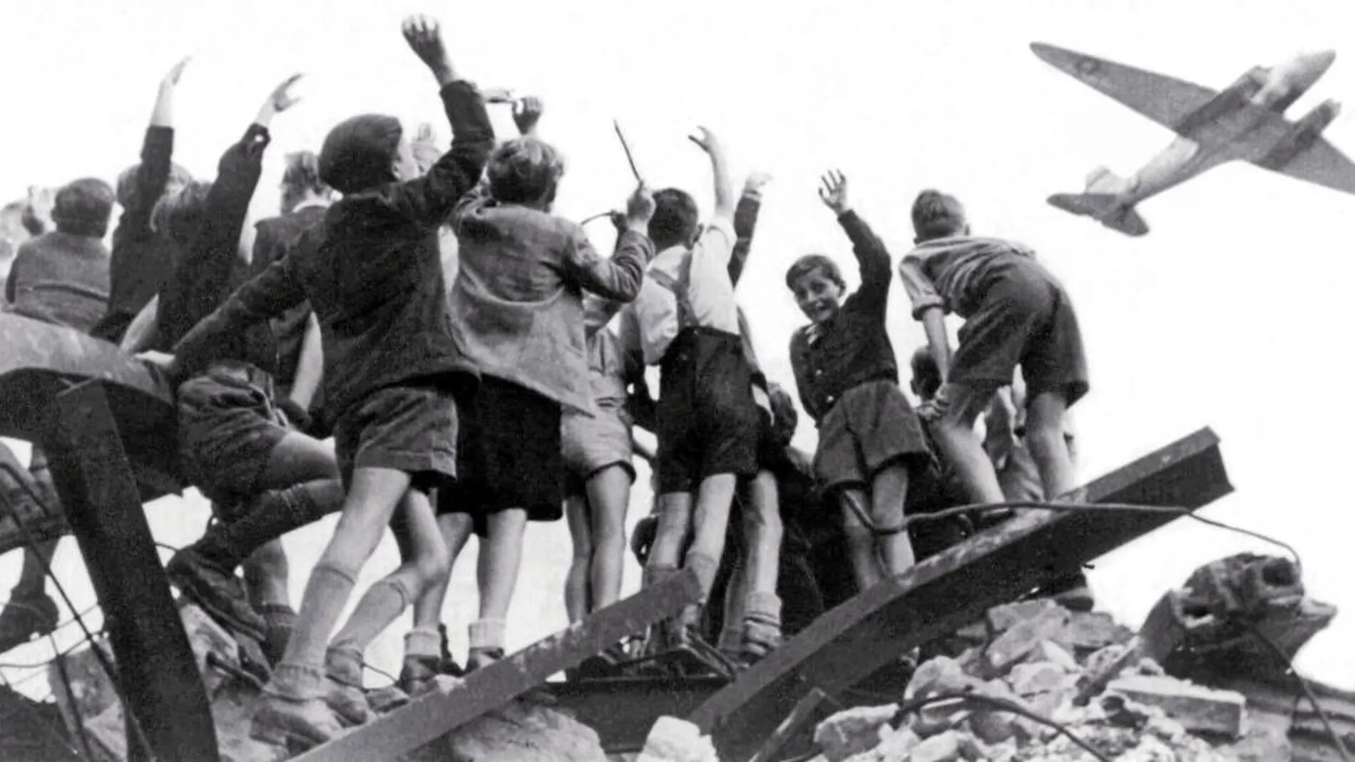Niños del Berlín Oeste saludando a un avión americano en 1948