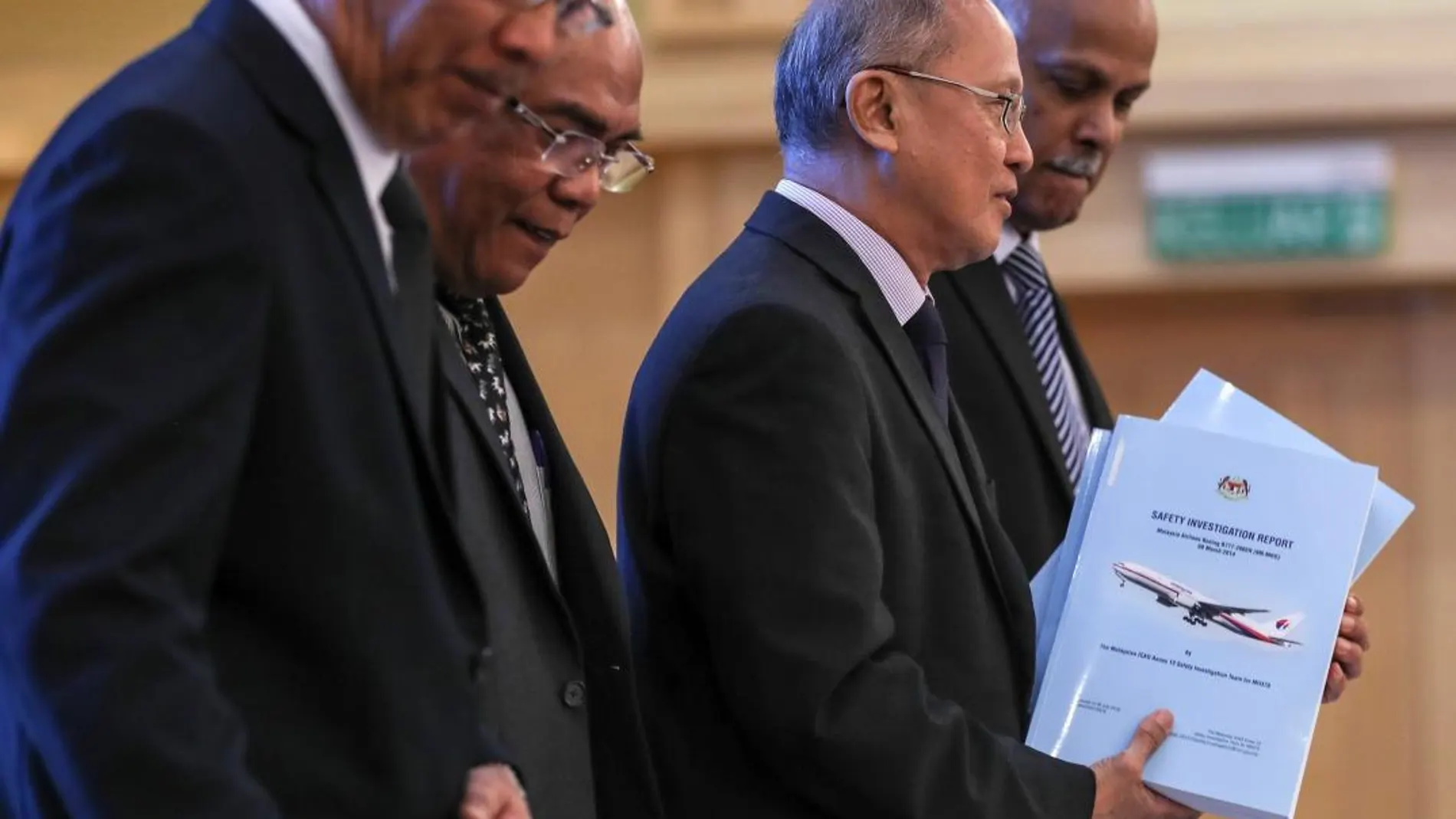 (De izq a der) Los miembros del Equipo de Investigación de Seguridad de Malasia ICAO ANNEX 13, Mohd Shah Mahmood, Abdul Wahab Ibrahim, Kok Soo Chon y Mohan Suppiah durante una rueda de prensa en el Ministerio de Transportes en Putrajaya (Malasia) / Foto: Efe