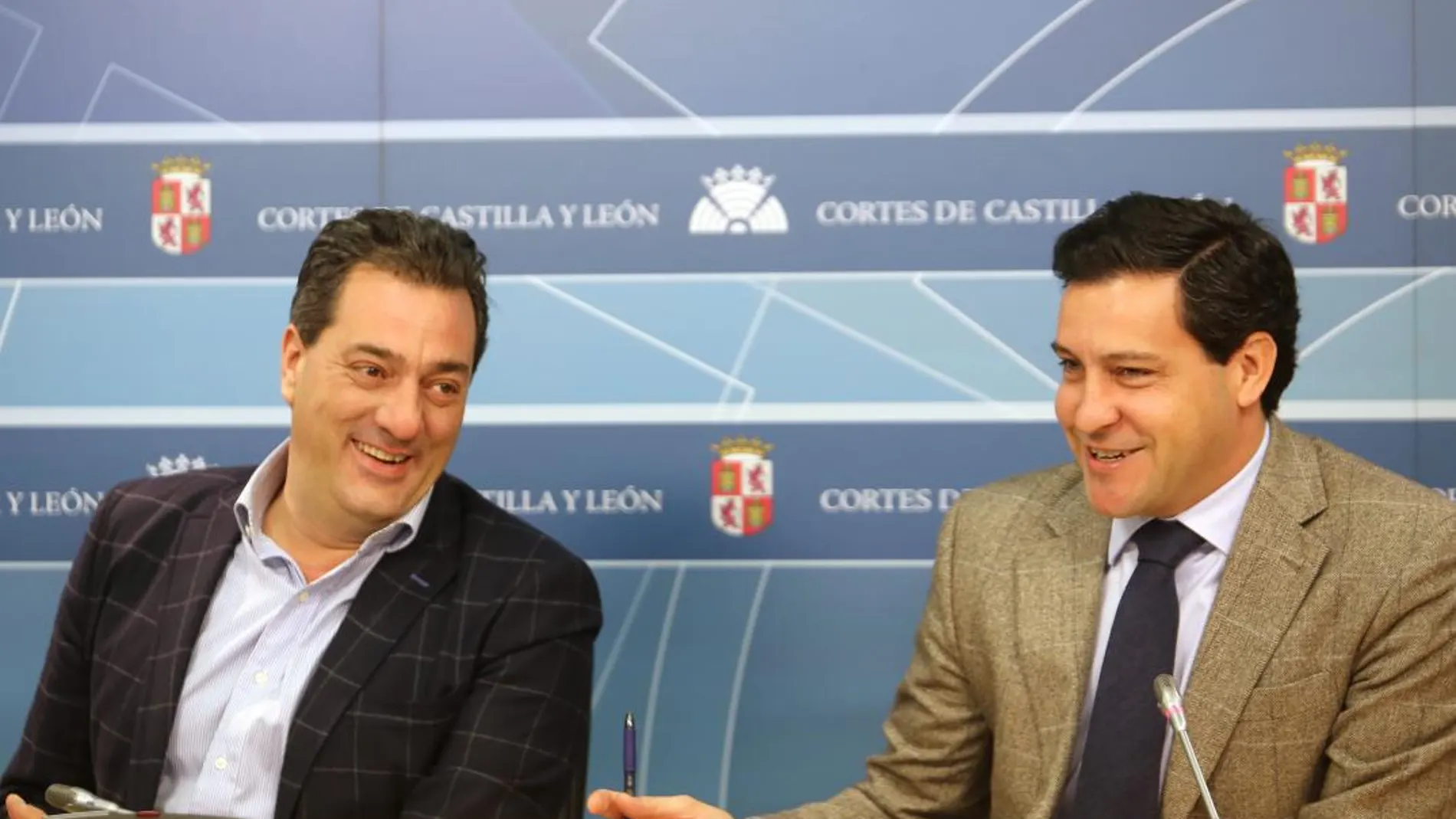 Salvador Cruz junto con Raúl de la Hoz, ayer en las Cortes