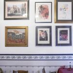 Una imagen del interior del Restaurant Pitarra donde puede verse una parte de su fondo artístico acumulado a lo largo de 127 años de funcionamiento