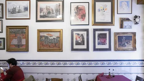 Una imagen del interior del Restaurant Pitarra donde puede verse una parte de su fondo artístico acumulado a lo largo de 127 años de funcionamiento