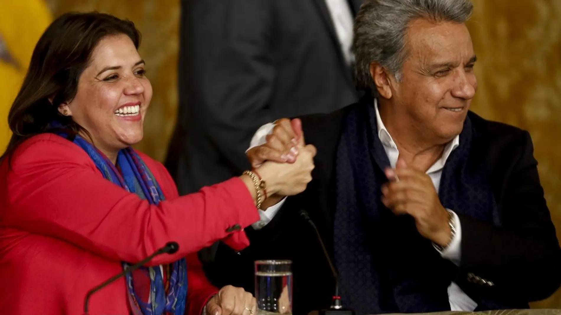 El presidente de Ecuador, Lenín Moreno (d), junto al vicepresidenta Maria Alejandra Vicuña (i), celebra mientras ofrece un discurso desde el palacio presidencial de Carondelet