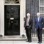 Michel Barnier, el negociador de la UE para el Brexit, y su homólogo británico, David Davis, ayer tras su reunión en Londres