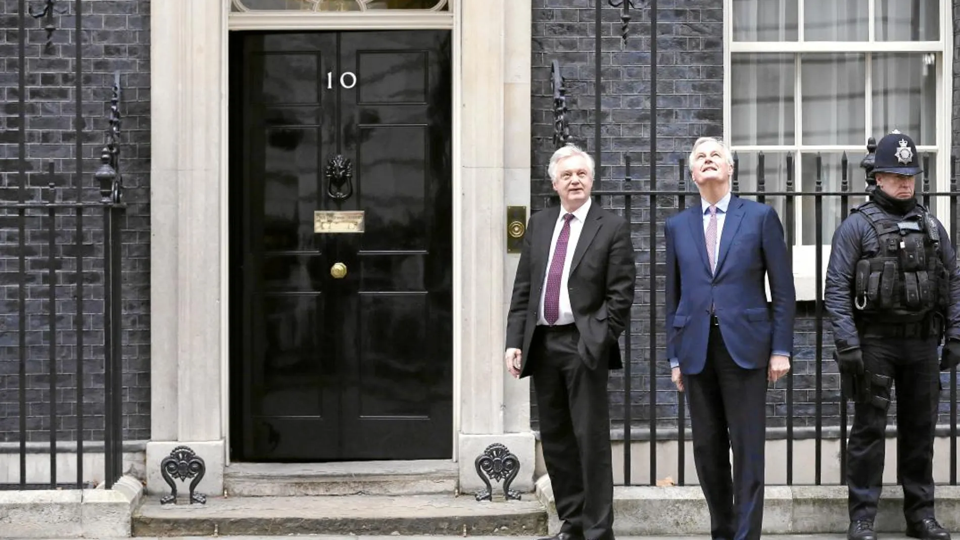 Michel Barnier, el negociador de la UE para el Brexit, y su homólogo británico, David Davis, ayer tras su reunión en Londres